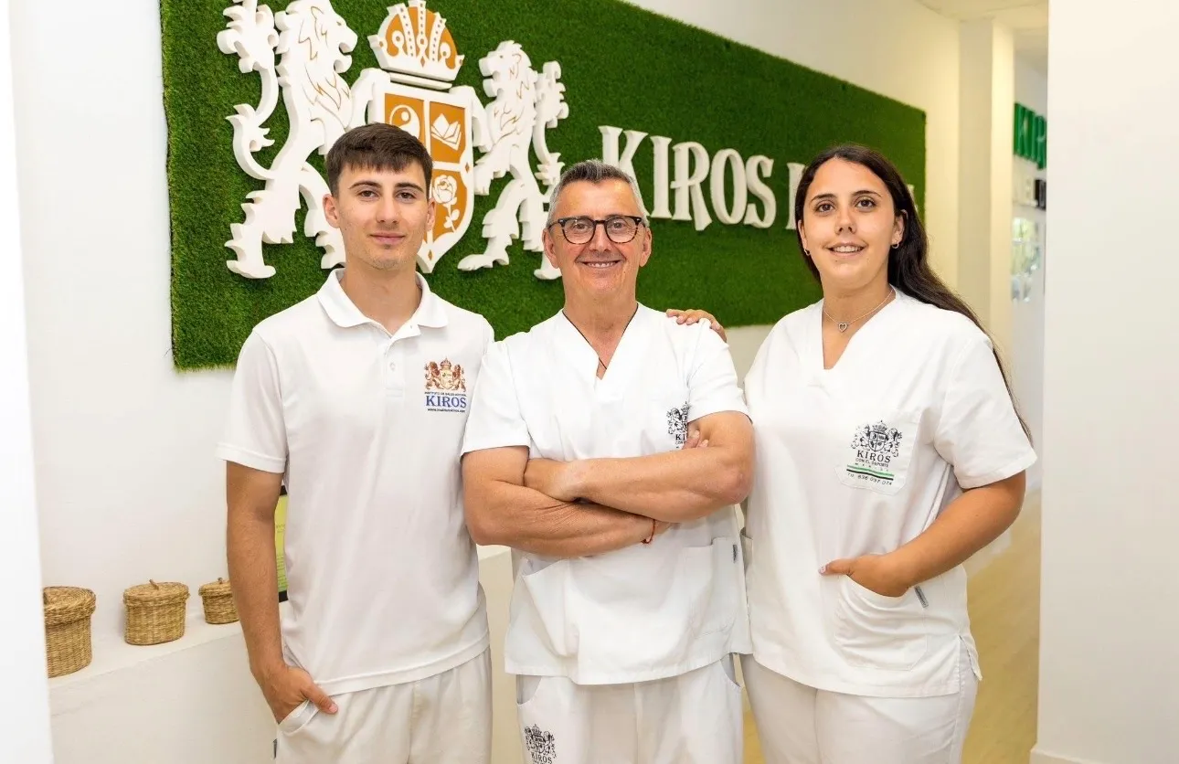 El equipo de Kiros Mérida al completo en la entrada del centro, bajo el rótulo de la marca