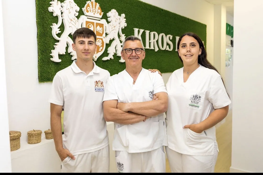 Juan Carlos Martínez Aza junto al equipo de Instituto Kiros Mérida en el centro de formación